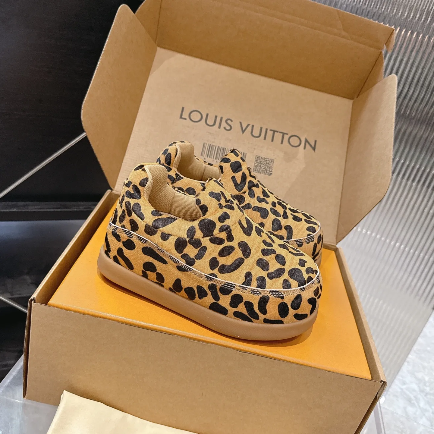 [L Family] P: 740💰 Couple model, size: women 35-41 (customized at 41 for women), 39-46 for men (customized at 45.46) The 2025 iteration of this Time Out sneaker, couple model, LV co-branded nigo, donkey brand, Louis Vuitton, ugly, cute😍Many Internet celebrities have shown off their feet, a classic and versatile item. Fabric: Imported high mercerized cow suede. Lining: high-grade elastic mesh, outsole: original molded outsole, palm print rubber outsole with hidden L letter and Monongram flower.
